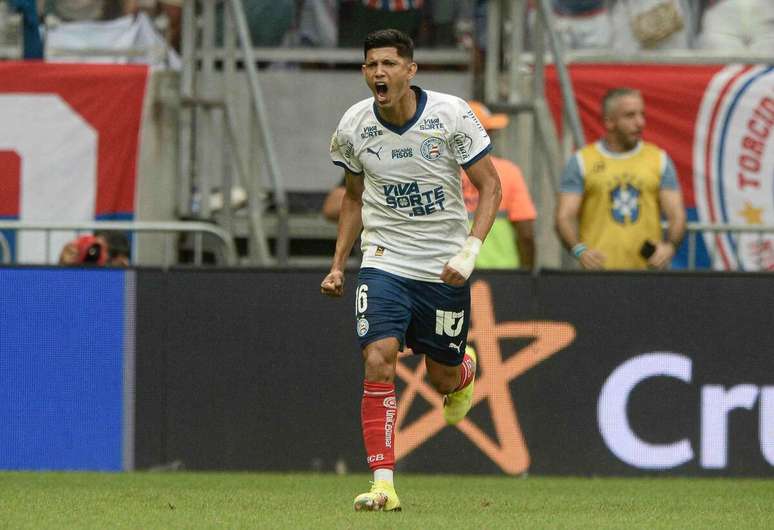 Erick Pulga (Bahia) celebrando seu gol contra o Vitória, no dia 18.05.2025