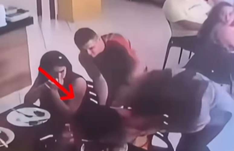 The fireman at the label saves the child suffocated in a restaurant in Mg
