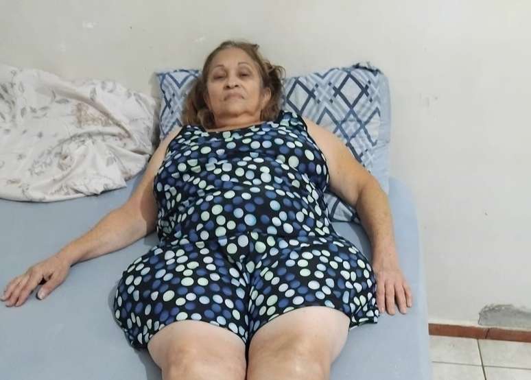 Zilda Neves da Silva Ferreira, 59 anos, de São José do Rio Preto, sofreu lesão que a impede de se locomover sozinha.