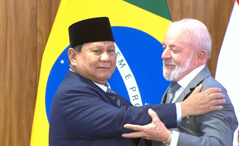 O presidente da Indonésia, Prabowo Subianto, ao lado do presidente Lula, em visita ao Brasil nesta quarta-feira, 9