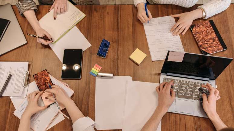 O cérebro não foi feito para ser multitarefa? Entenda os efeitos na produtividade e bem