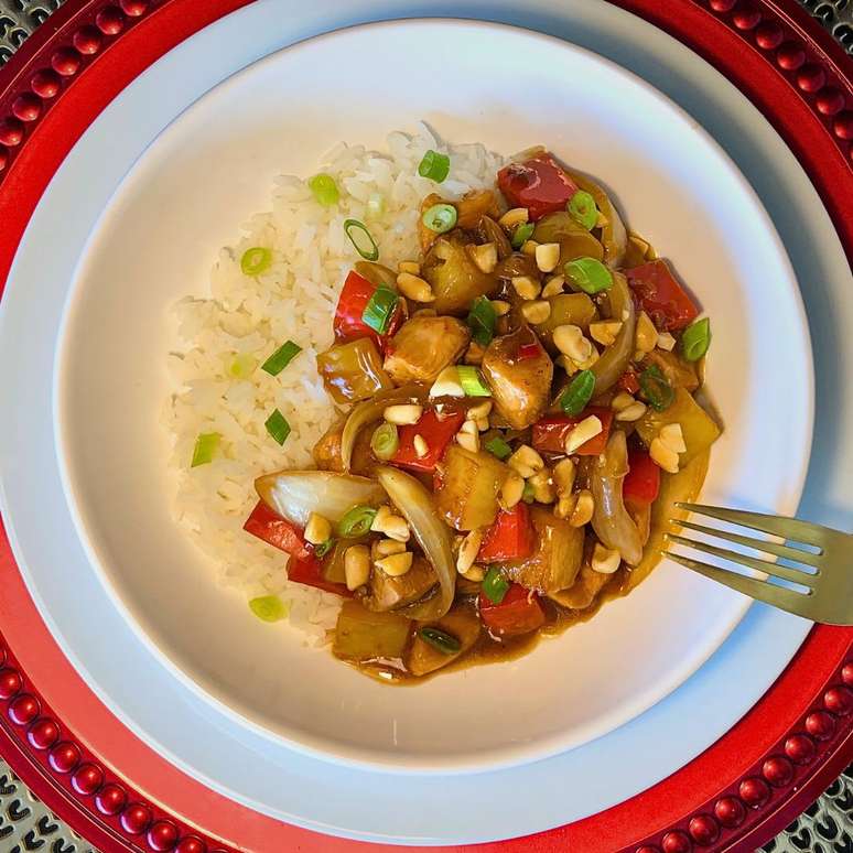 FRANGO XADREZ AGRIDOCE COM ABACAXI E AMENDOIM