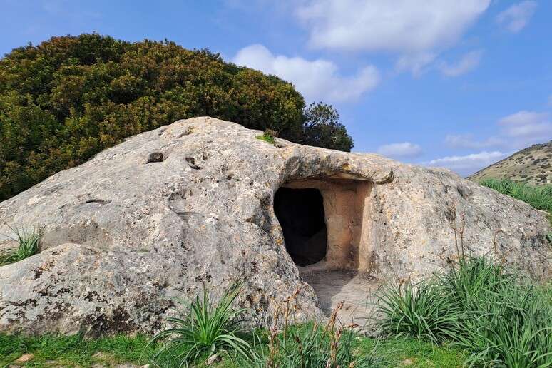 Domus de janas são tumbas pré-históricas encontradas na Sardenha