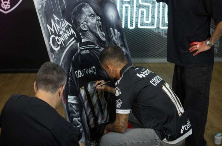 Fotos: Matheus Lima/Vasco - Legenda: Coutinho utilizará a camisa 10 do Vasco a partir deste segundo semestre