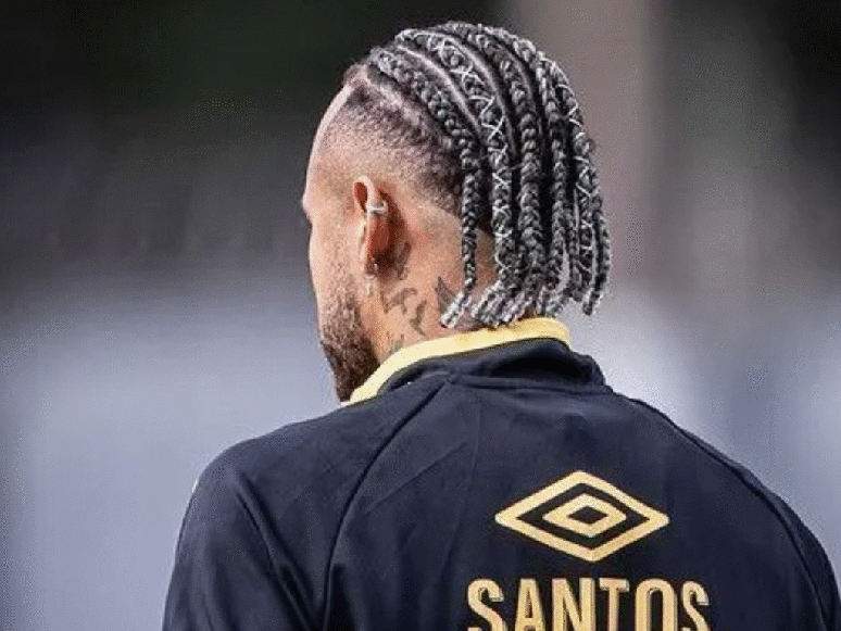 Neymar appears with a new look in Santos