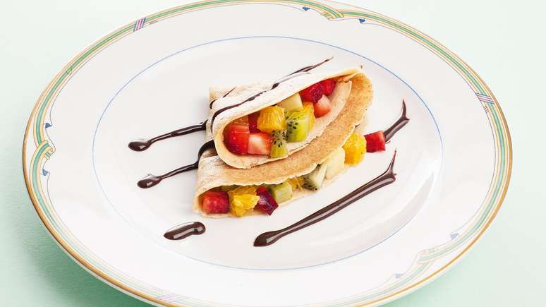 Crepe com salada de frutas - ANDR&Eacute; CTENAS