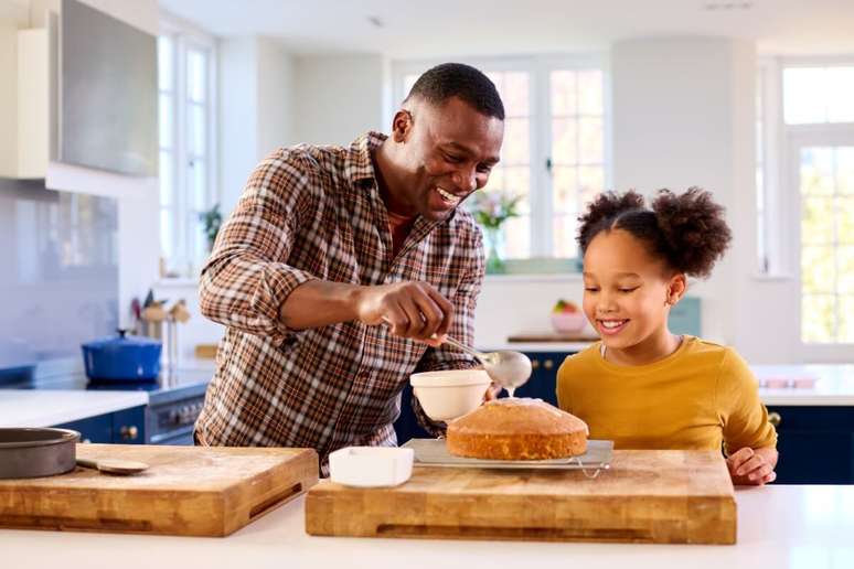 Pequenos gestos, como preparar uma receita em conjunto, marcam a infância 