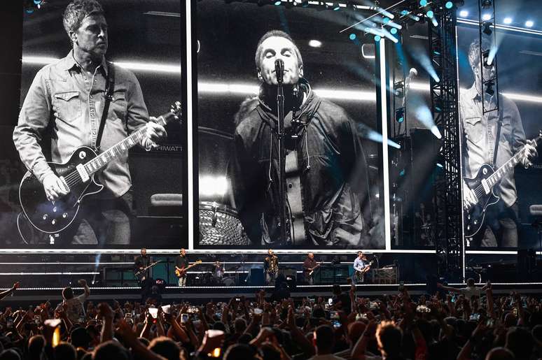 Oasis durante show de reuni&atilde;o no Pa&iacute;s de Gales -