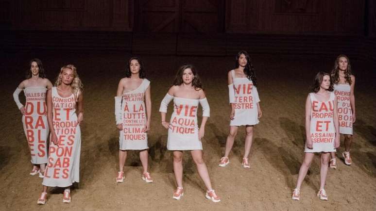 Criação da associação Chaussettes Orphelines, os 17 vestidos em fio reciclado trazem escritos os 17 objetivos de desenvolvimento sustentável das Nações Unidas. Foto fornecida por Márcia de Carvalho.