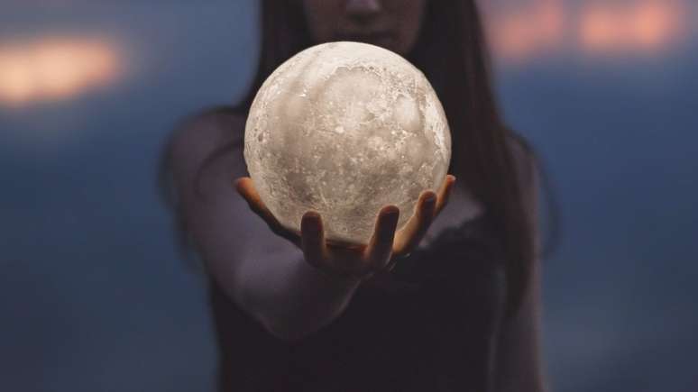 Hoje, às 17h35, a Lua Cheia entrará em Capricórnio, marcando um momento de ápice emocional e colheita dos projetos iniciados na Lua Nova