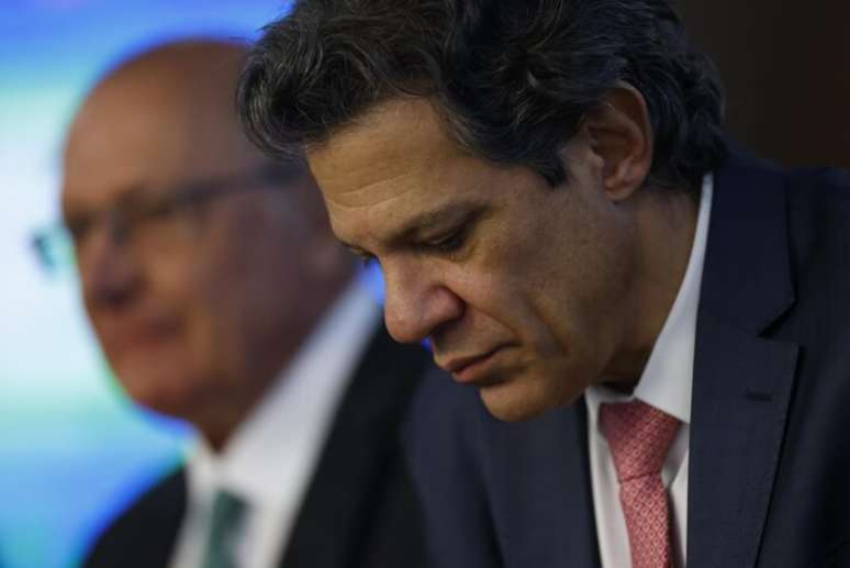 O ministro da Fazenda, Fernando Haddad (à frente), disse que o país tem várias medidas para responder ao tarifaço de Trump, mas que espera haver solução antes de implementar alguma delas