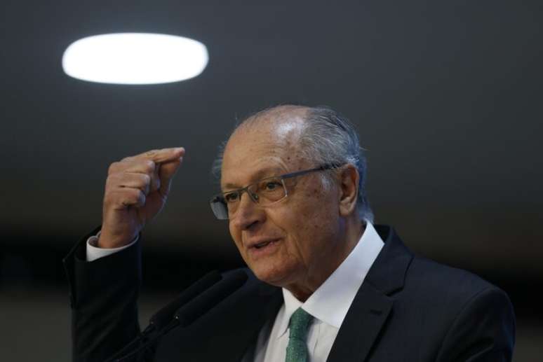 O ministro e vice-presidente Geraldo Alckmin participa do lançamento do programa Carro Sustentável