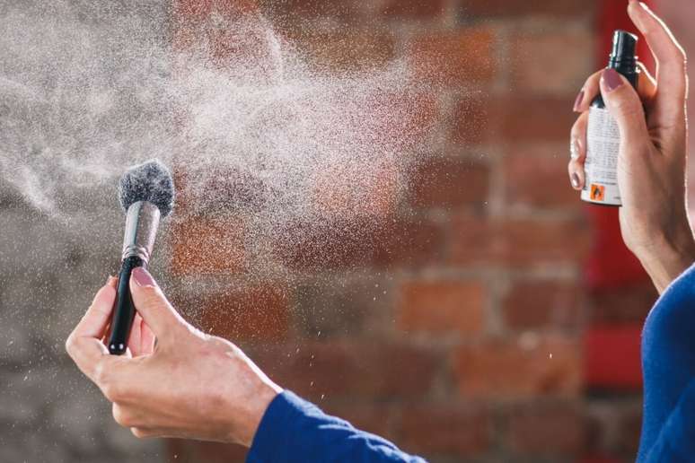 The spray disinfectant is excellent for cleaning products in a practical way The spray disinfectant is excellent for cleaning products in a practical way