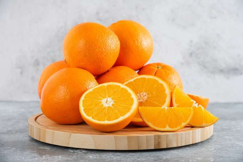 Laranjas s&atilde;o ricas em vitamina C, nutriente que ajuda a diminuir o cortisol, horm&ocirc;nio do estresse 