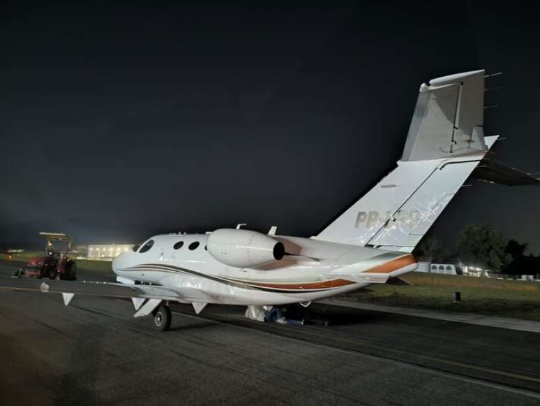 Jatinho com pneu furado fez pouso de emerg&ecirc;ncia no interior de SP