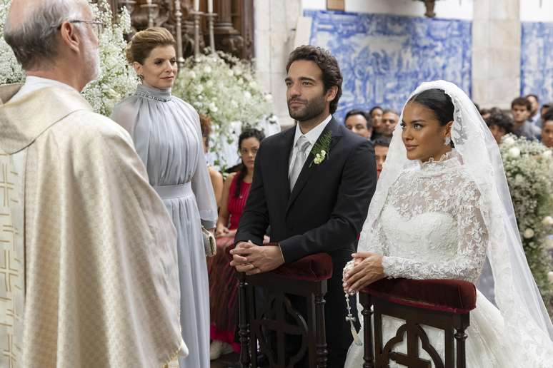 Odete (Debora Bloch) no casamento de Afonso e Maria de Fátima (