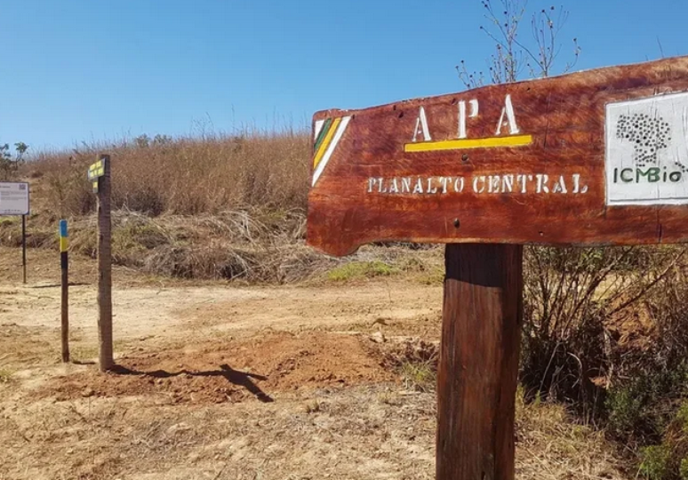 A APA do Planalto Central é a que abriga o maior número de pessoa dentre as áreas de conservação ambiental