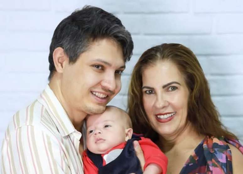 Beatriz e Éder são pais do Caio