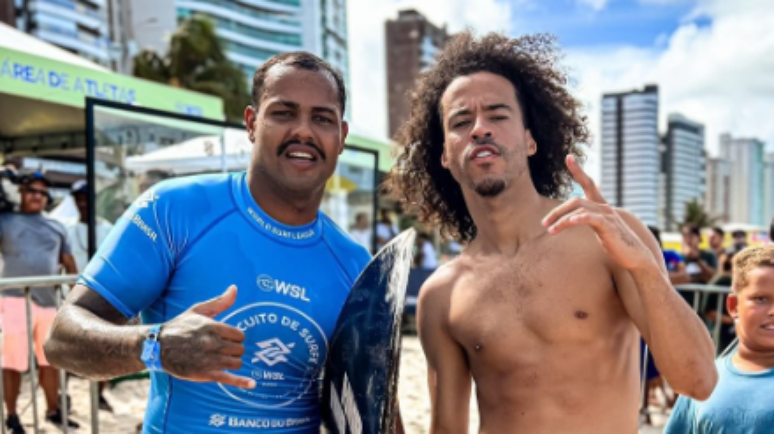 Weslley Dantas (à esquerda) e o rapper L7NNON; músico apoia a carreira do surfista