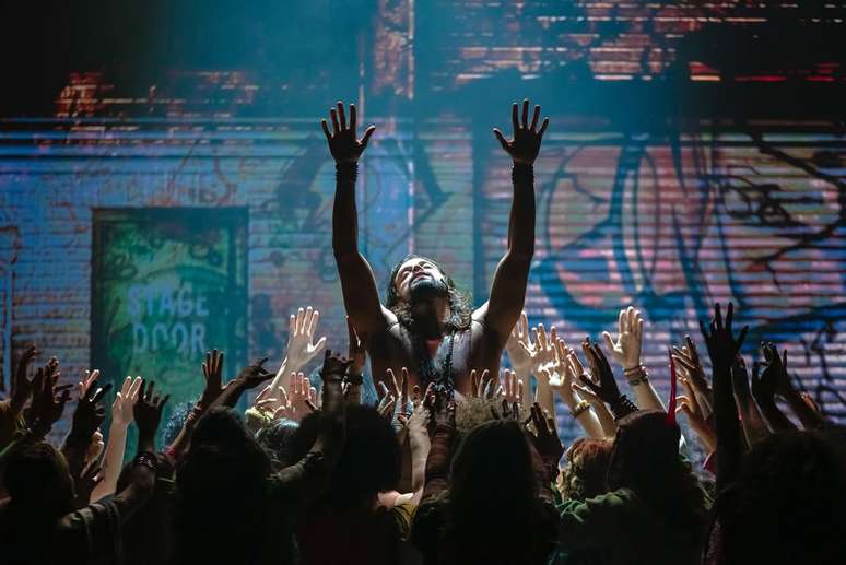 Rodrigo Simas durante musical "Hair"