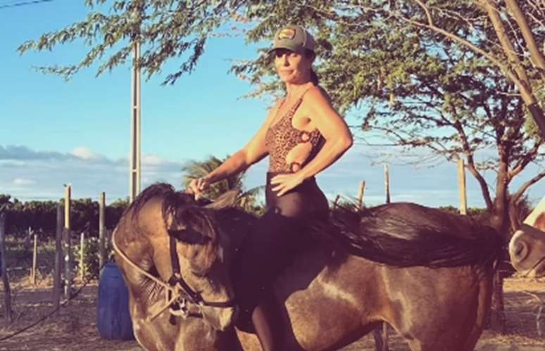Ivete pousou com cavalo ao som da música "Clareou" de Xande de Pilares