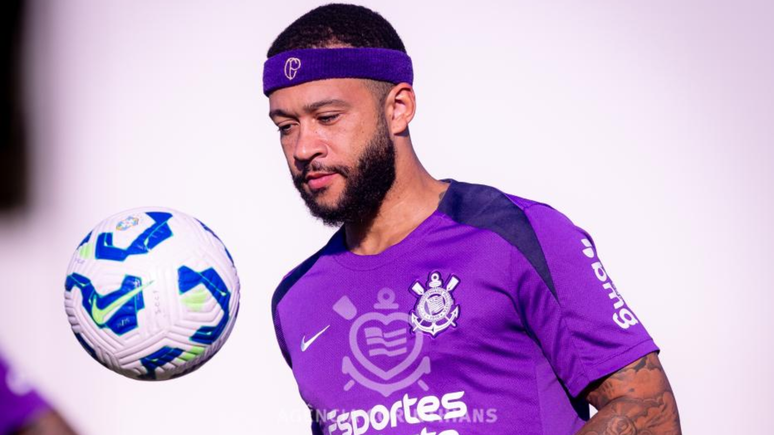 Memphis Depay em treino no CT Joaquim Grava no dia 28 de junho de 2025 