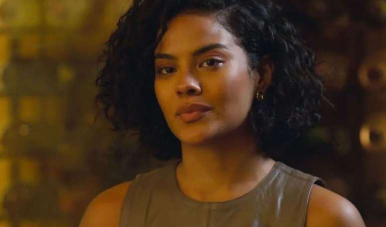 Maria de Fátima (Bella Campos) tem mudança de visual em 'Vale Tudo'.