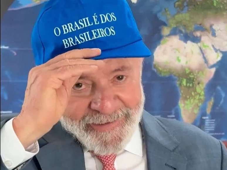 BRASILIA DFA NACIONAL LULA BONE 04-02-2025 Guerra dos bones : Lula aparece com acessório usado por aliados Boné temático com a frase "O Brasil é dos Brasileiros" foi visto na cabeça de ministros do governo no último sábado (1º) foto Reproducao Ricardo Stuckert Presidencia da Republica