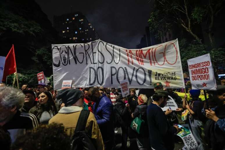 Faixas com dizeres contra o Congresso Nacional figuraram no ato.