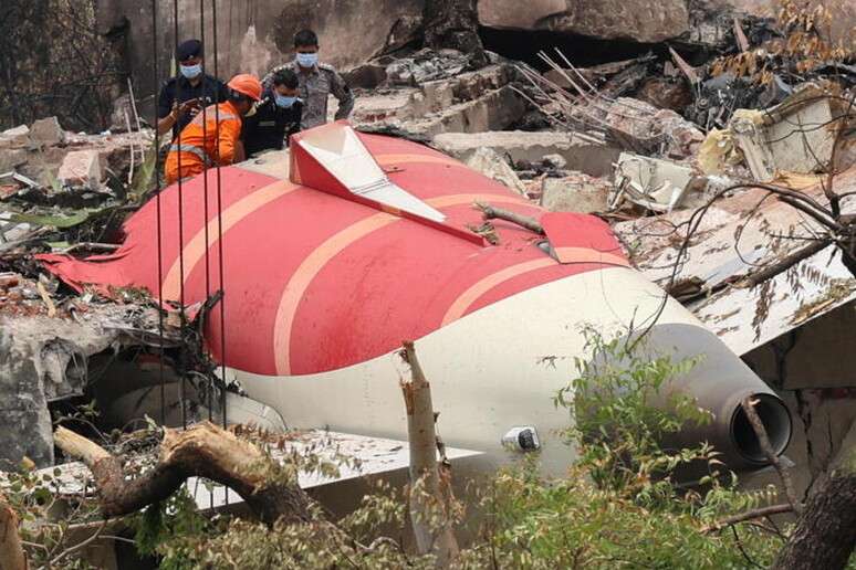 Queda do avião da Air India em Ahmedabad matou 260 pessoas no mês passado