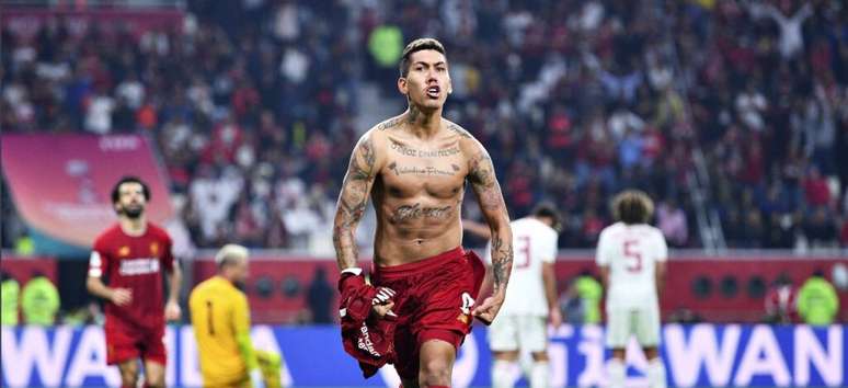 Roberto Firmino vibra após marcar um gol pelo Liverpool 