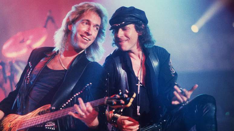 O baixista Francis Buchholz e o vocalista Klaus Meine em show do Scorpions em 1991 -