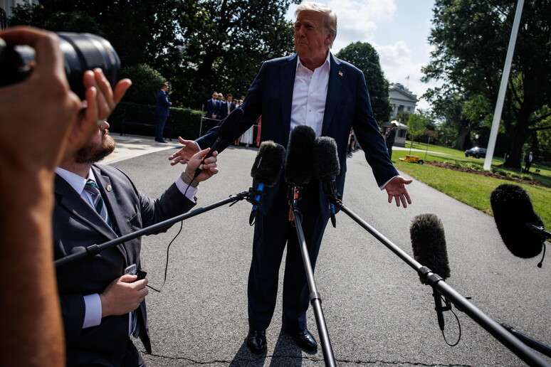 Presidente Donald Trump conversa com jornalistas diante da Casa Branca