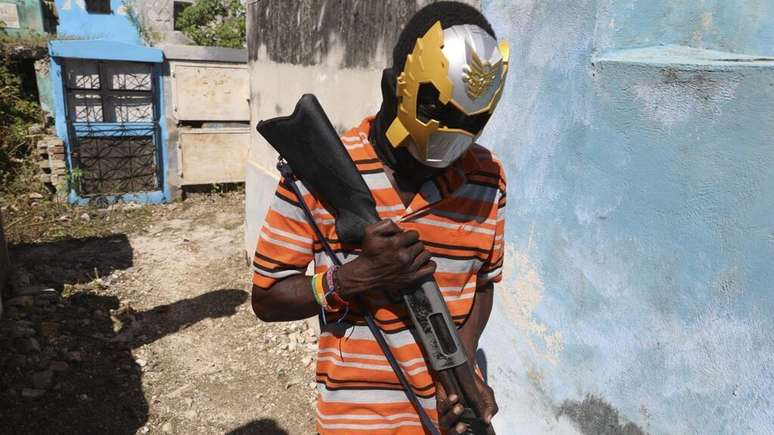 Membro de gangue haitiana circula armado pelas ruas das regiões dominadas pelo medo. Foto feita em novembro de 2024.