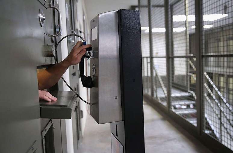 Uma foto de arquivo de novembro de 2013 mostra um detento fazendo uma ligação dentro de Adelanto