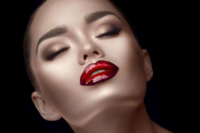The lip contour is an important part of the makeup The lip contour is an important part of the makeup
