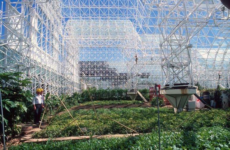 Este espaço isolado da atmosfera contém réplicas dos ecossistemas da Terra
