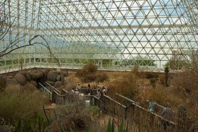 Turistas visitando a Biosfera 2