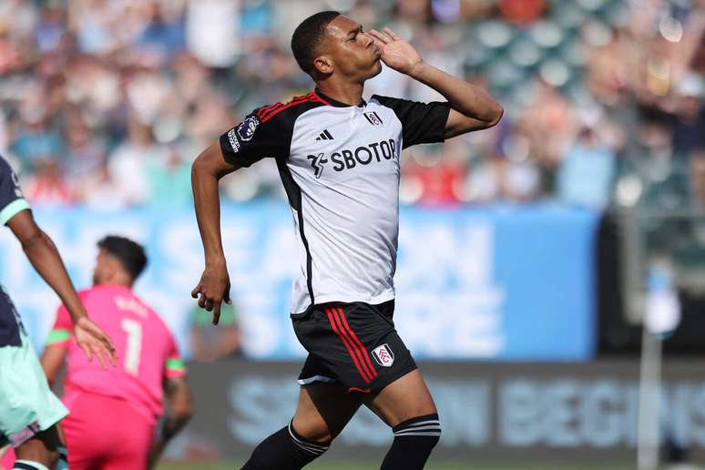 Centroavante está livre no mercado após deixar o Fulham, da Inglaterra –