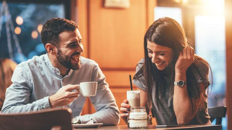 Descubra como seria o status de relacionamento de cada signo do zodíaco, desde o 'só love' até o 'é complicado'. Uma análise divertida do amor.