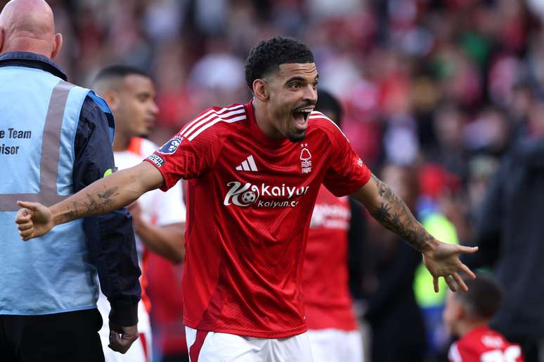 Morgan Gibbs-White comemorado um gol pelo Nottingham Forest 