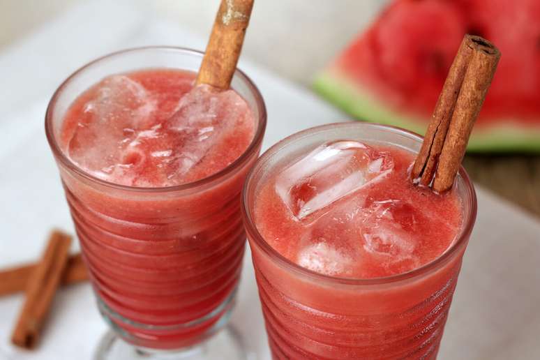 Suco de melancia com canela e castanha-de-caju 