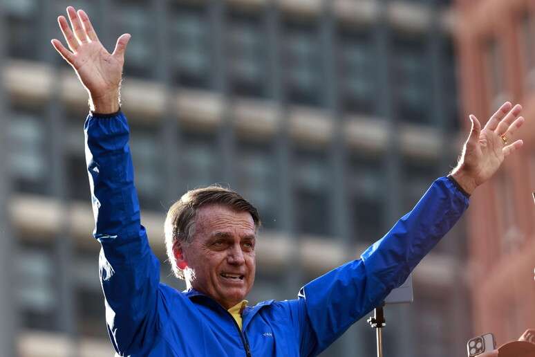 Jair Bolsonaro durante manifestação na Avenida Paulista, em São Paulo