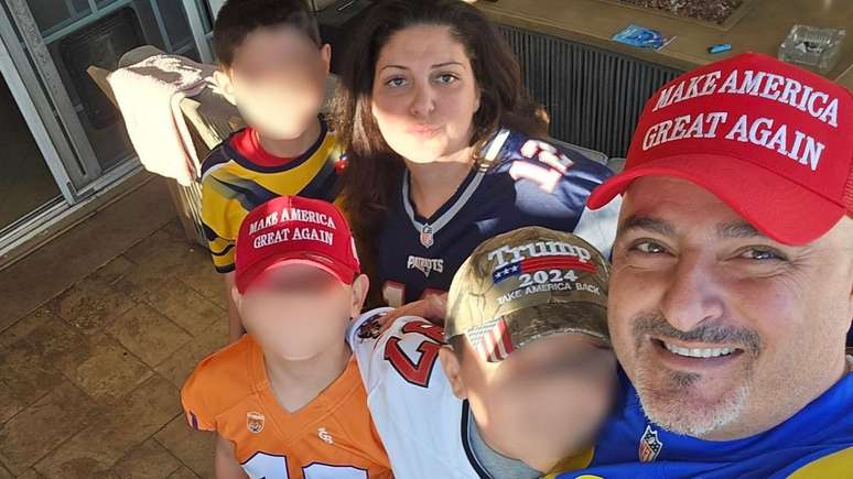 Arpineh e o marido, Arthur, com os filhos em uma época mais feliz, antes de os agentes de imigração chegarem à casa da família