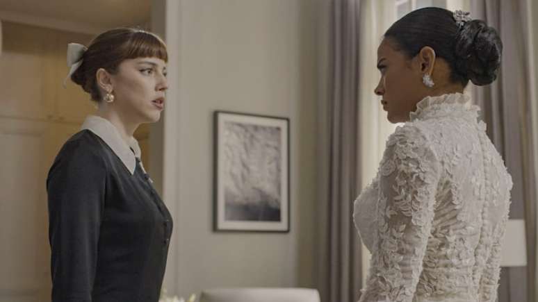 Solange confronta Maria de F&aacute;tima em 'Vale Tudo'.