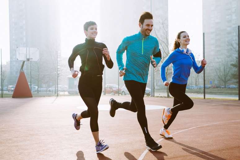 A corrida é um esporte que traz diversos benefícios para a saúde física e mental