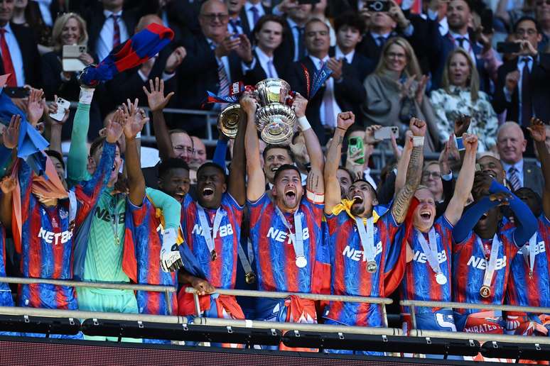 Time do Crystal Palace comemorando a conquista da Copa da Inglaterra 