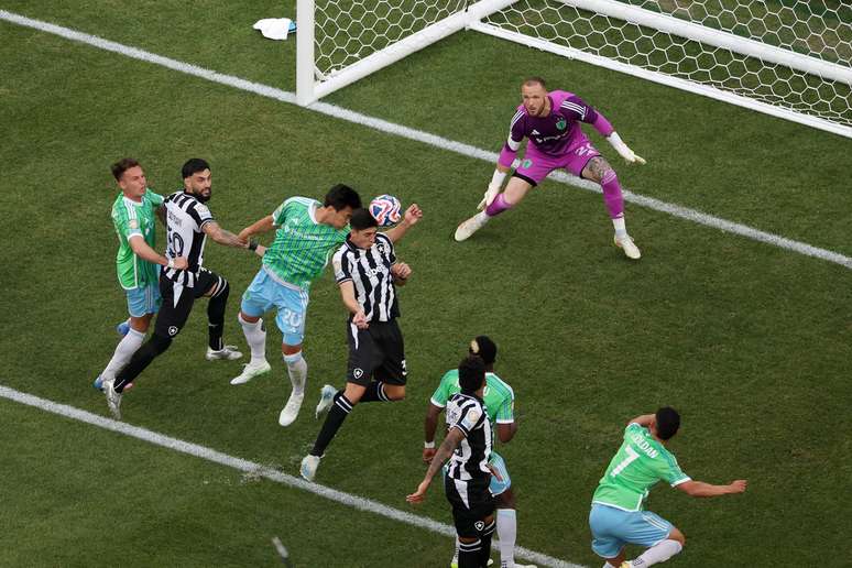 Jair marcando seu primeiro gol como profissional 