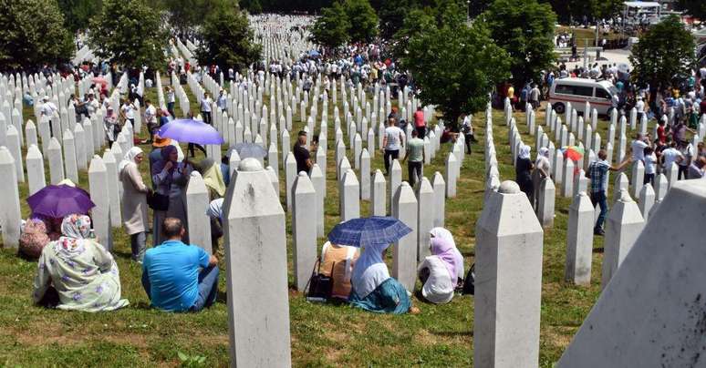 A cada ano, s&atilde;o enterrados, no cemit&eacute;rio memorial de Potocari, caix&otilde;es com restos mortais que s&atilde;o encontrados nos arredores de Srebrenica