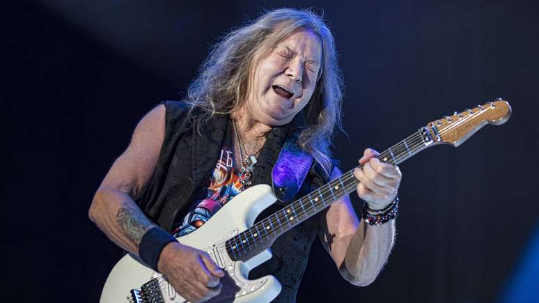 Dave Murray, guitarrista do Iron Maiden, em 2024 -